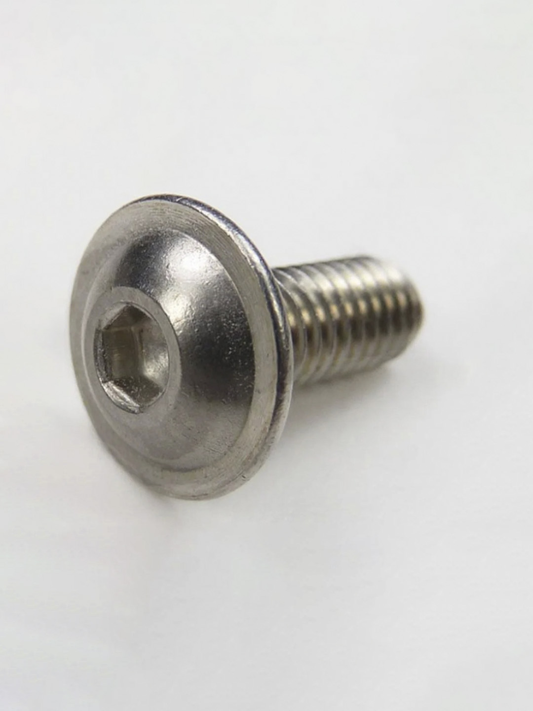 螺丝配件精修前有加工痕迹