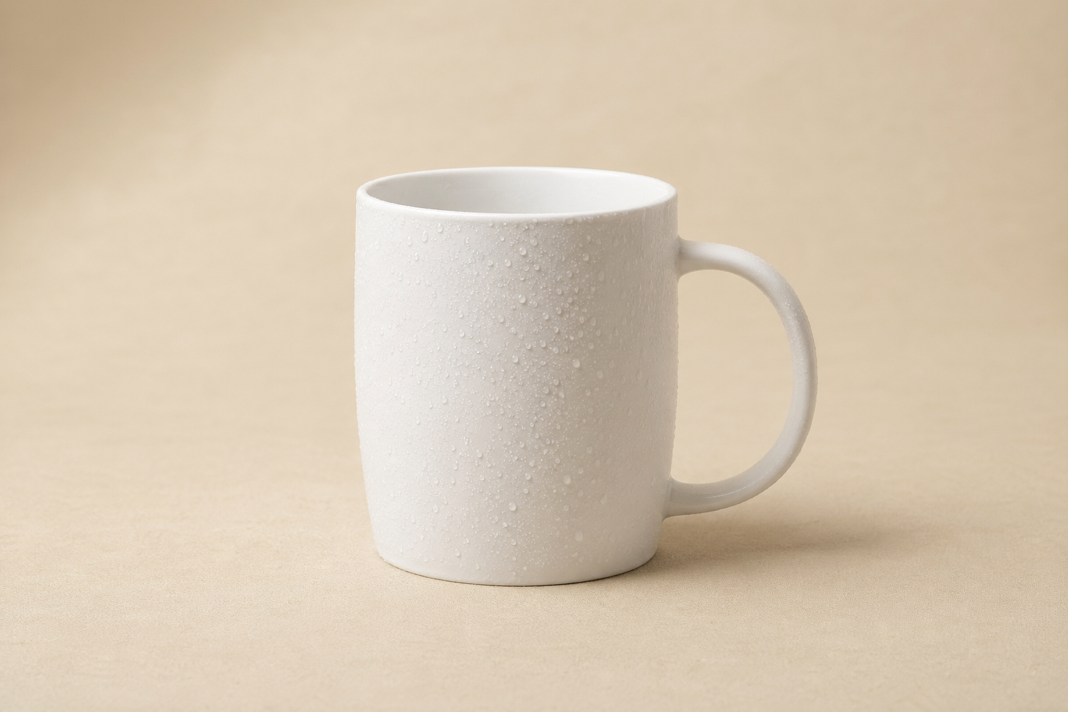浅米色背景下的电商详情页大图样张，白色马克杯居中商业棚拍