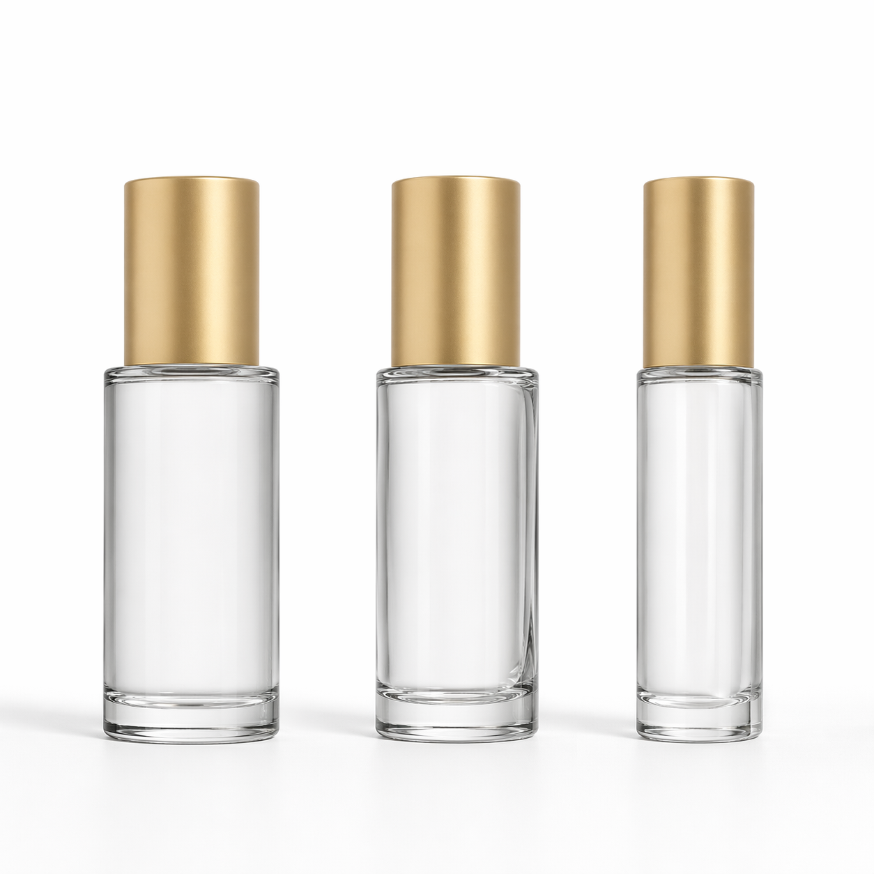 3 瓶相同的美妆精华瓶从正面、45 度、侧面 3 个角度摆在白色亚克力板上