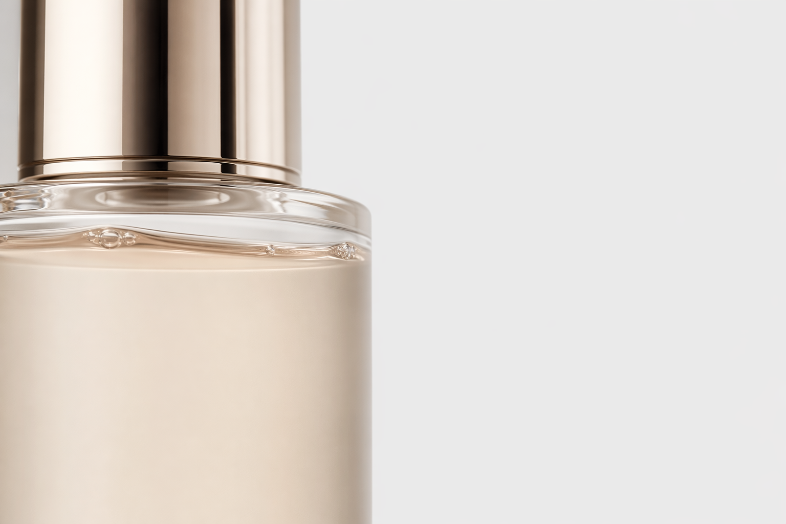 左侧真实产品护肤瓶材质特写,瓶身纹理、瓶盖反光细节清晰;右侧留白 40% 给图文版位;背景浅灰纯色无干扰