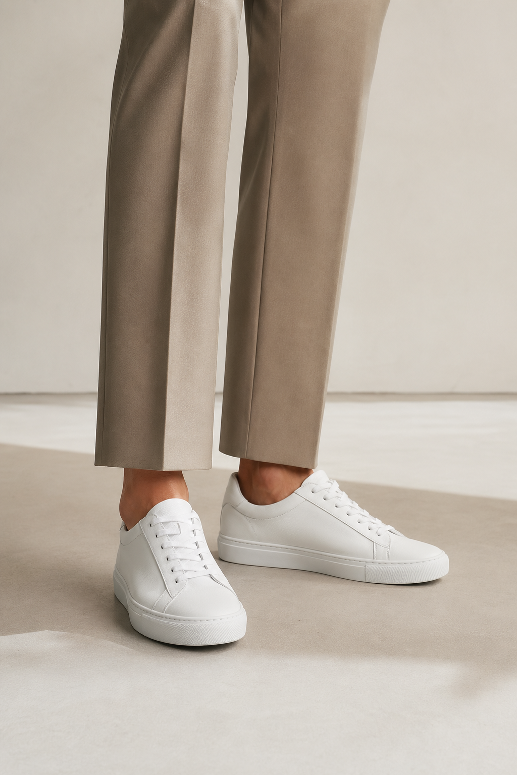 模特白色运动鞋上脚效果，下半身视角