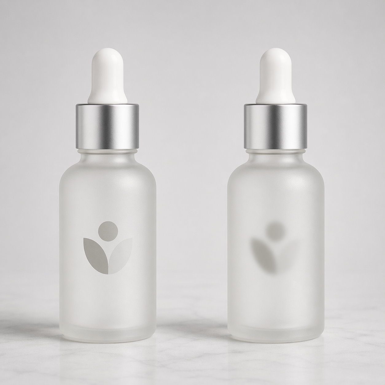 左侧是清晰的品牌 logo 参考图，右侧是 AI 出图后 logo 出现字母缺笔画、位置偏移、变成类似文字但读不出的图形