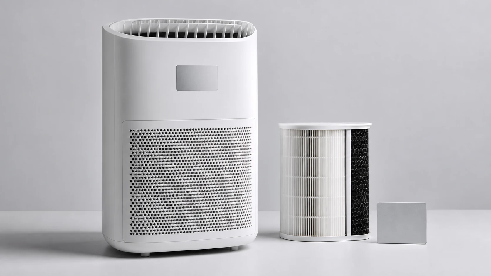 空气净化器、拆出的滤芯和参数铭牌放在白色工作台上等待修图检查