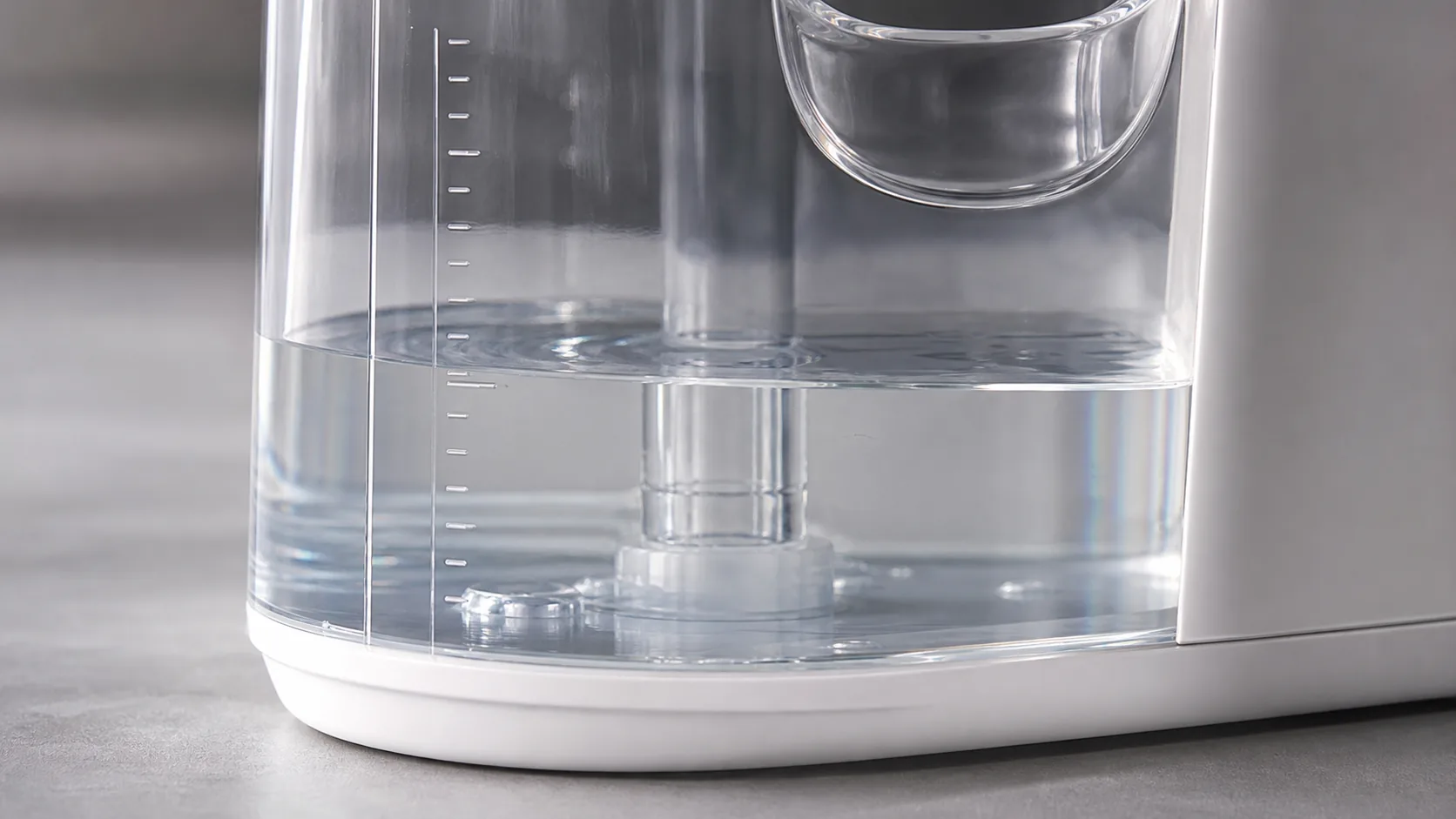 桌面加湿器透明水箱局部展示刻度线水位线和边缘折射