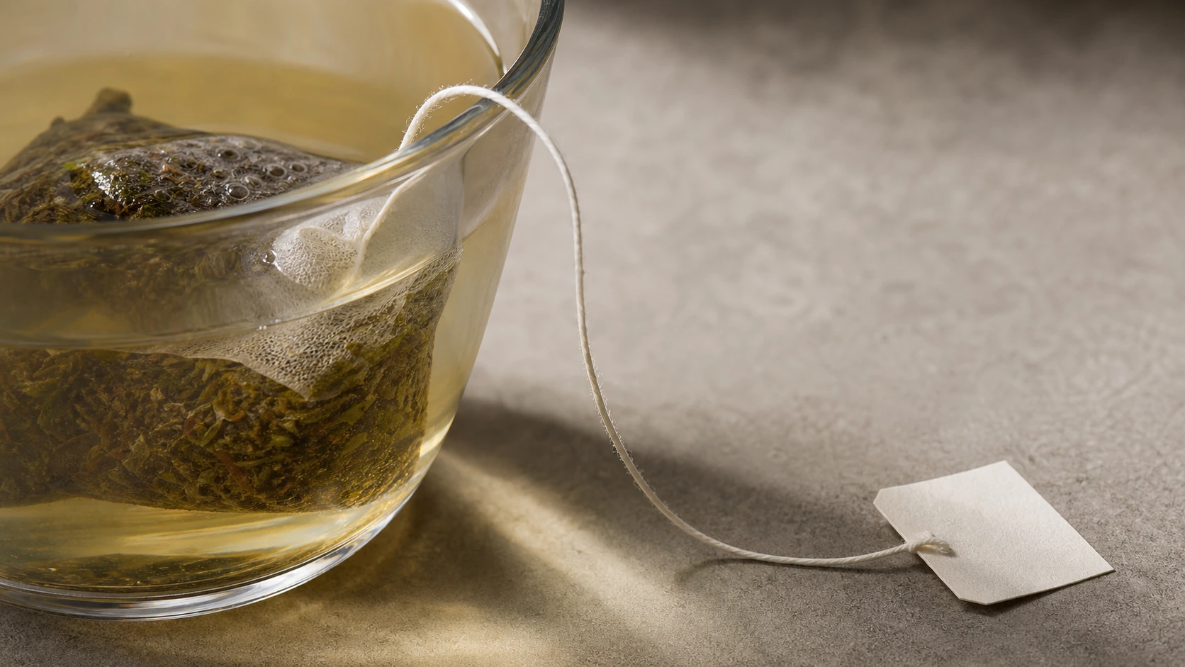 冷泡茶包棉线经过杯口连接吊牌的局部细节图