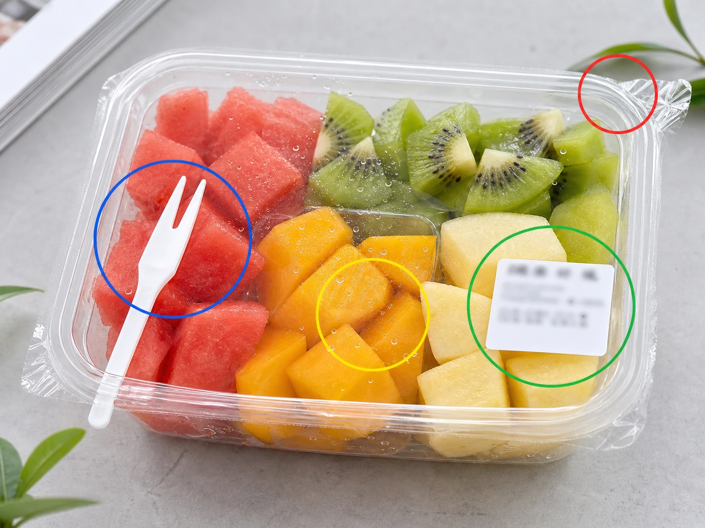 鲜切水果盒商品图中果叉封膜日期标和冷藏水珠的检查区域