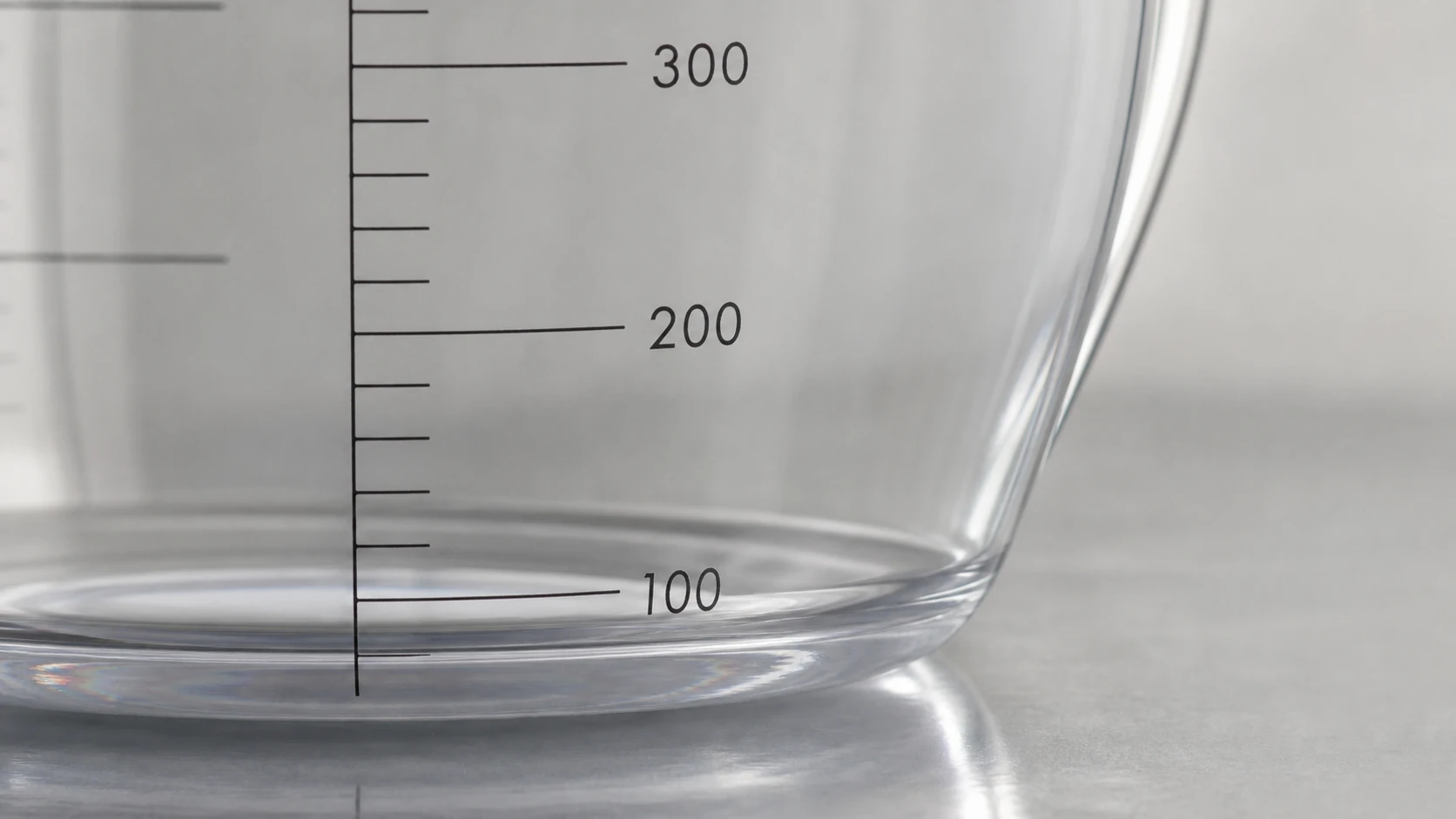 透明量杯杯壁刻度线和容量数字局部