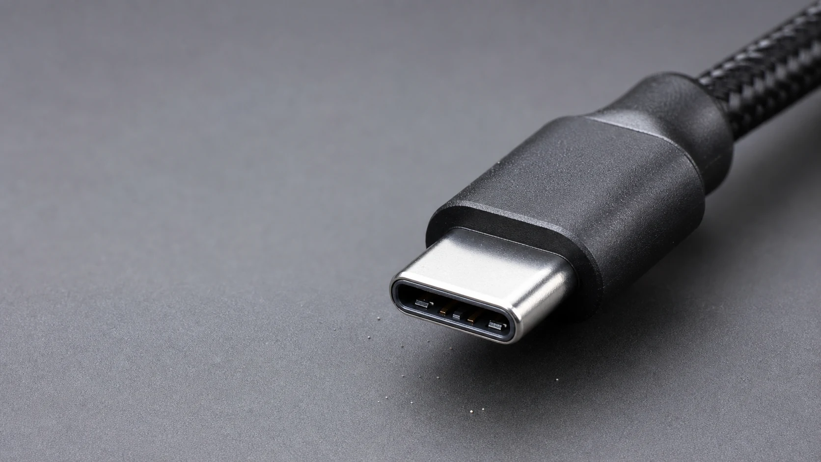 USB-C 接口针脚和应力缓冲套局部放大