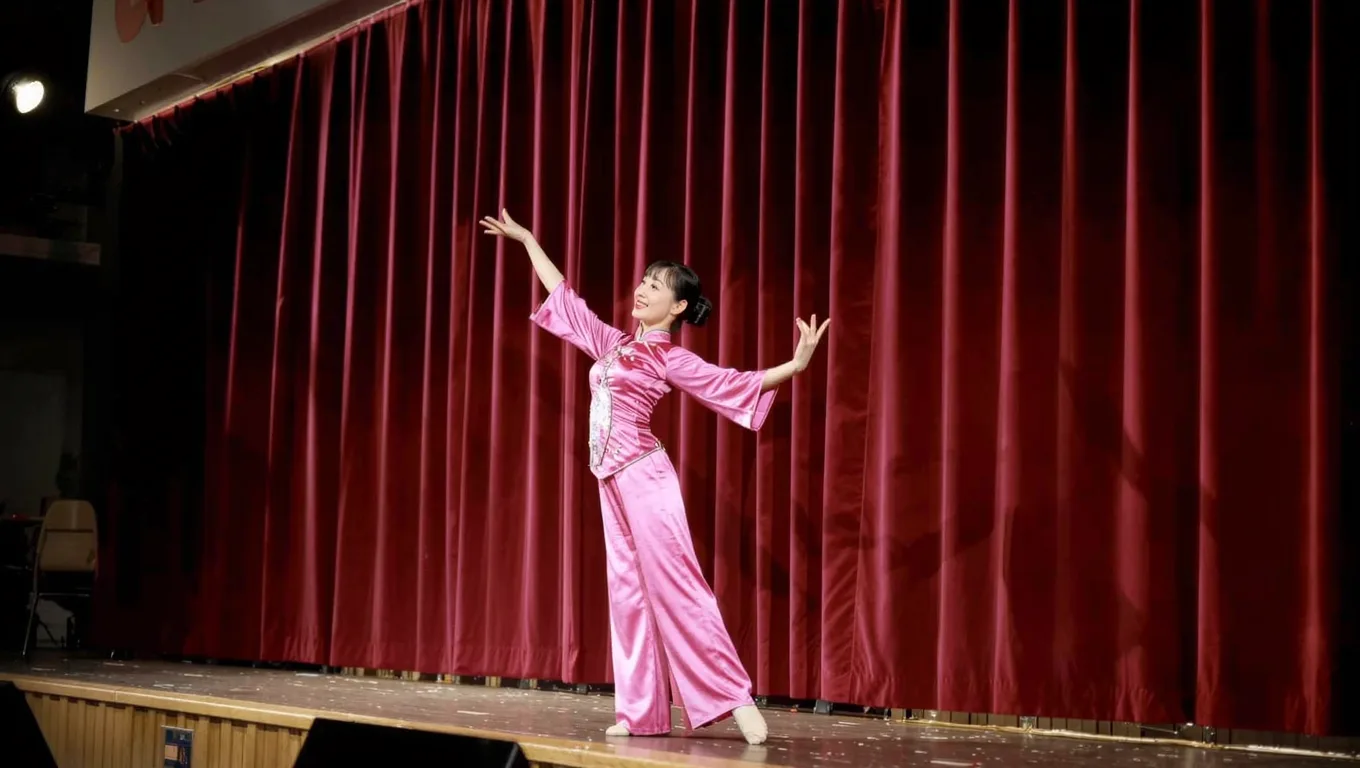 校园活动照失色?图叮AI还原队旗与表演服鲜艳色